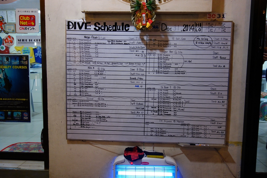 DSC00106 そんなこんなでダイビング最終日も無事に終えることが出来ました。<BR>
満員御礼のスケジュールボード。潤ってますなー。