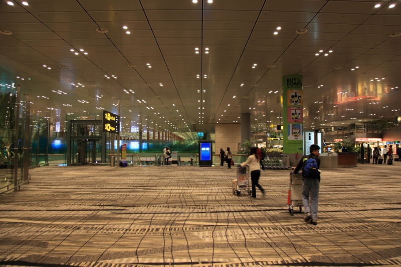 IMG_0504R 有るはずのない日付変更線をまたいで、シンガポール・チャンギ国際空港ターミナル３へ到着。<BR>
一番新しいターミナルですが、その先進性に毎度感心しきりです。