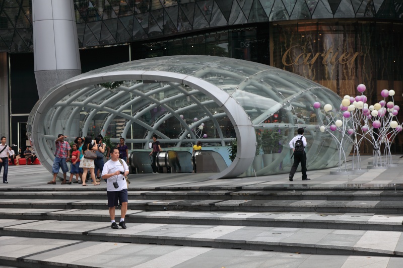 IMG_0772R 不思議な形状をしたこれが建物と地下鉄の入り口。<BR>
すべてが特注の曲面ガラスですか。潤ってますねー。