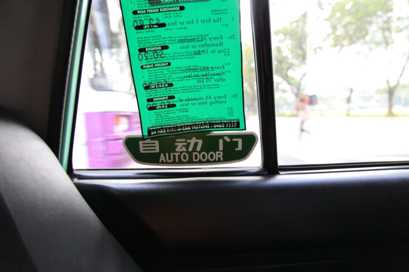 IMG_1168R 日本のタクシーを持ってきたから自動ドアが残ってるんだろと思い込んでいましたが、<BR>
よくよく見ると簡体字で書かれているので輸出仕様のものがあるんですね。<BR>
しかし、一般的ではないので結局は自分で開け閉めするんですが。