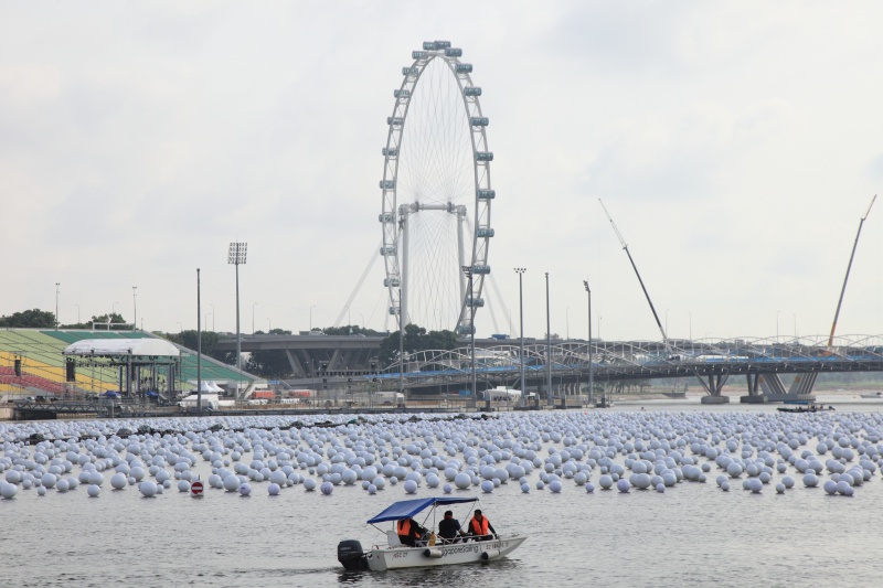IMG_1230R じゃ、シンガポールにしては珍しく天気も良いことだし、<BR>
いつもは下から眺めるだけのあの施設へ行っちゃいますか。