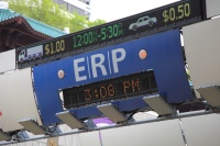 IMG_0784R 混雑が激しい道路にはERP(Electric Road Pricing)というゲートが設置されており、