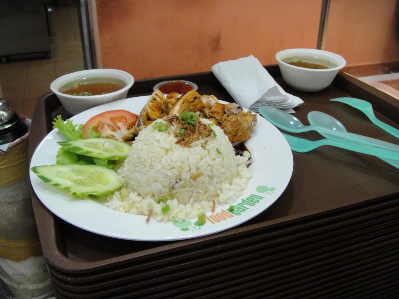DSC02732 そして朝食。<BR>
いつも同じ店ではつまらないので、ちょっと離れたところにあるフードガーデンという施設へ。