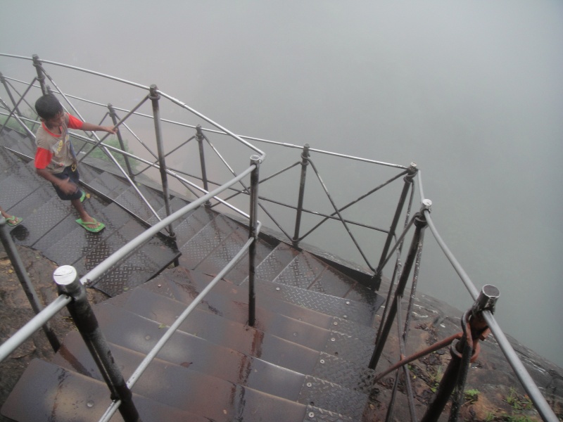 DSC02746 強くなる一方の雨の中、足を振るわせながら階段を下ります。<BR>
途中、足を滑らせて階段を5段くらい滑落しつつ、一応生還。