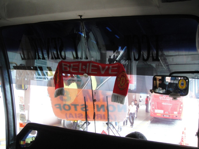 DSC02792 そろそろ観念して、空港行きのバスに乗り込みます。<BR>
AirAsiaさん系列ではない方のバスなのに、そのタオマフを掲げちゃっても良いの？
