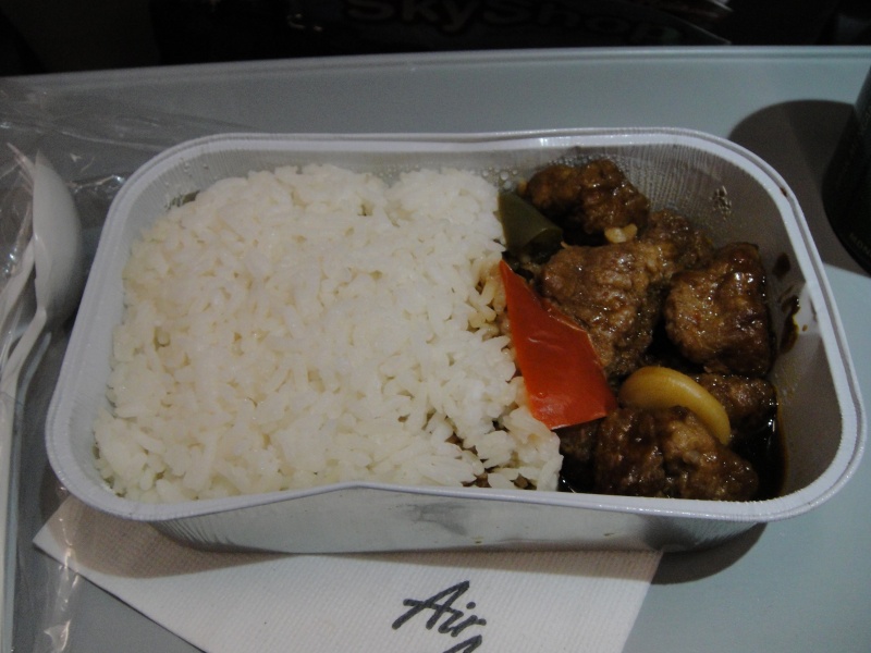 DSC02828 大豆で作った肉風味の食物って感じ。割と食べ慣れた感じかも。<BR>
いずれの機内食も有償での提供ですし、食べる必要はひとつもないんですけどね。
