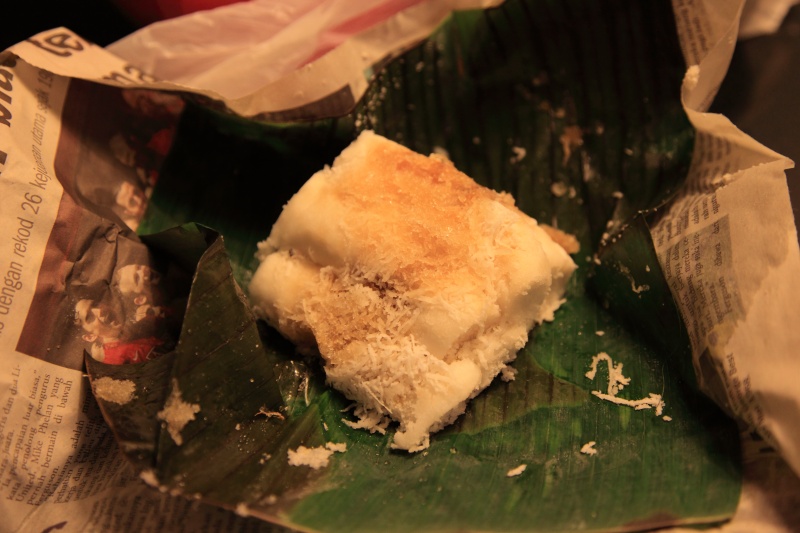 IMG_0267R ホテルに戻り先ほど買った甘い感じの食物を頂きました。<BR>
すげーウマい！！という訳じゃないけど、結構クセになる感じ。また買おう。