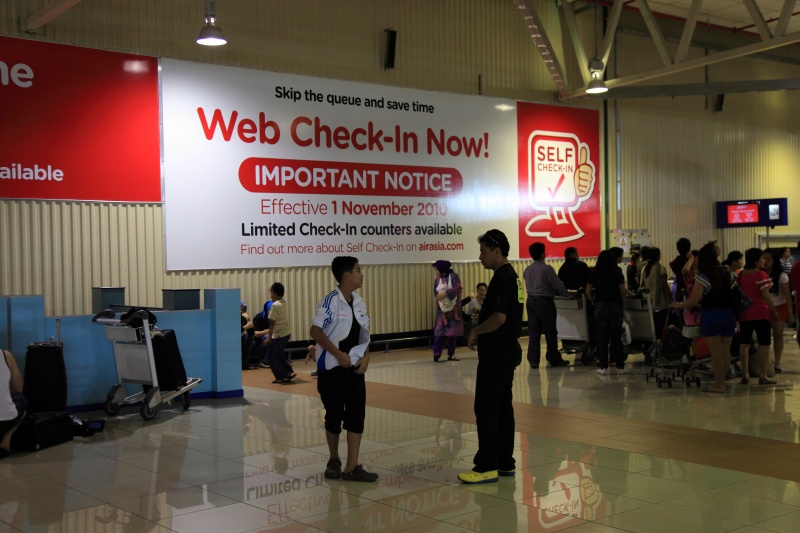 IMG_0365R 空港に設けられているチェックインKISOKで済まそうと思ったら、羽田行きはビザのチェックが必須なのか完了できず。