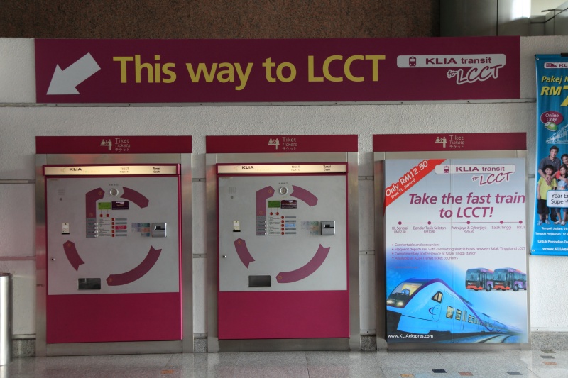 IMG_8362R KLIA Transitという高速鉄道もあり、LCCT利用客を取り込もうと必死ですが、<BR>
LCCTに電車の駅はないので、乗り継ぎを考えると速くないし、大変微妙な存在。