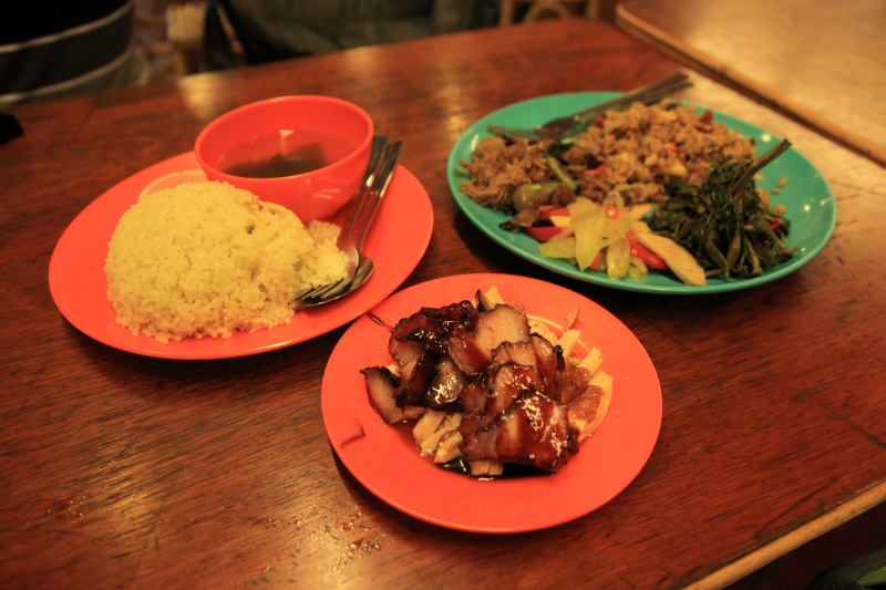 IMG_8763R 雨宿りもかねて適当なところで夕食にすることにしました。<BR>
3皿で300円しないんですけどね、いずれも問題ない感じだ。