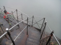 DSC02746 強くなる一方の雨の中、足を振るわせながら階段を下ります。