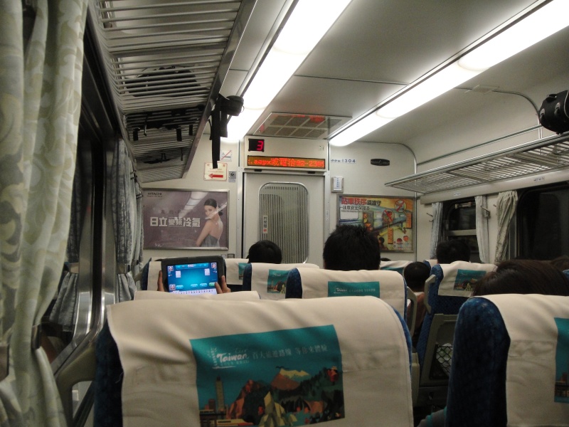 DSC04114 翌日。今日は電車に乗って少々お出かけ。<BR>
九フン（にんべんに分）という懐かしい光景を今に残す観光地へ向かいます。