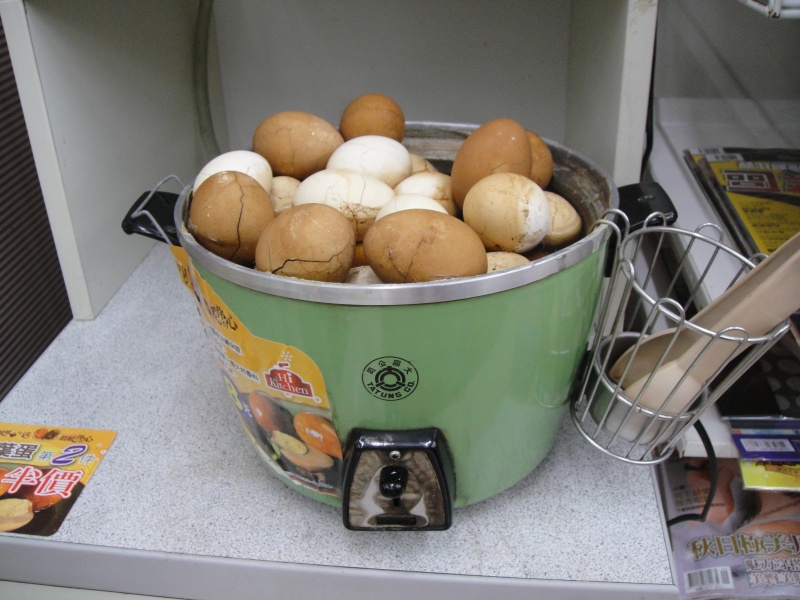 DSC04141 味卵発見。炊飯器みたいな電気製品が「電鍋」といって台湾では一家に一台的な家電らしい。<BR>
台湾を代表する電機メーカTATUNGこと、大同公司製がイチバンとされているとかいないとか。