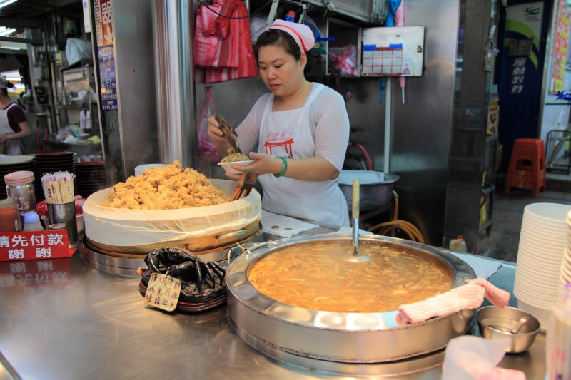 IMG_8023R まー、まずはこのあたりの名物とされている油飯でも食べましょうか。