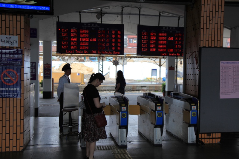 IMG_8102R オムロンの自動改札機はこちらでも活躍中。<BR>
海外にしては珍しく日本仕様を踏襲されてますね。さすが台湾。