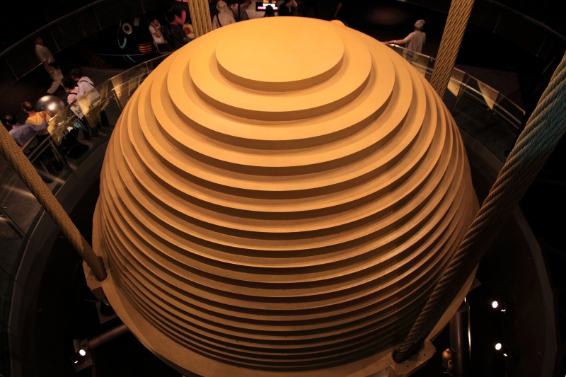 IMG_8388R カウンターウェイト登場。この鉄の玉が風によるビルの揺れを抑えてくれているらしいですよ。