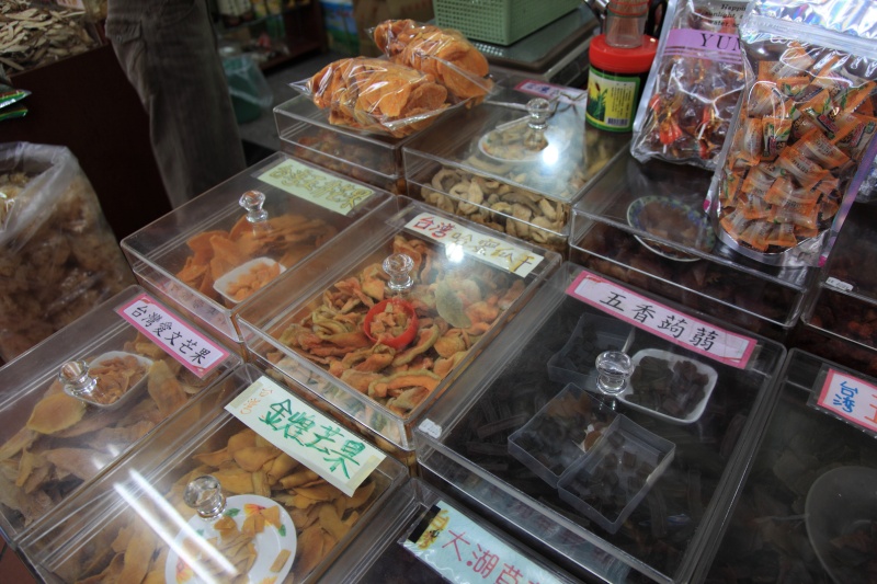 IMG_8541R 少々歩いて、乾物屋さんが軒を連ねる地域に突入。<BR>
この風景を撮ろうとカメラをバッグから取り出すと、どういう訳だかレンズが脱落して・・・ガッシャーン！！<BR>
うへぇぇ・・・肝を冷やしまくりましたが、割れたのはプロテクタ。というわけで、何とか撮影続行。