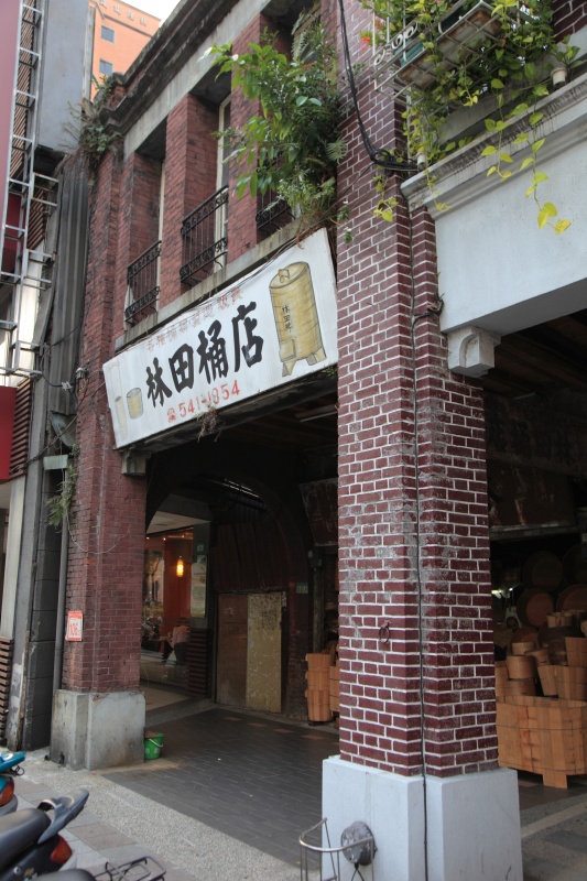 IMG_8628R おお、かの有名な林田桶店じゃあないですか。<BR>
お店を営むのはもちろん林田さん・・・ではなく林（リン）さんです。