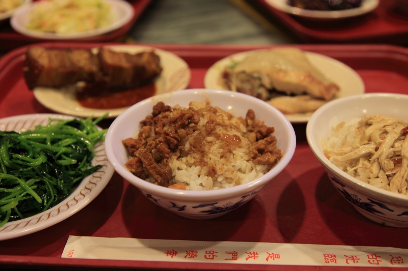 IMG_8644R そんなこんなで、残念ながら最終日の夜。<BR>
丸林魯肉飯店の魯肉飯と角煮を食べなきゃ日本に帰れないだろ－。<BR>
本当は別の店に行こうとしてたんだけど満席で入れなかったんだけど。