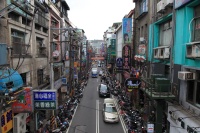 IMG_8087R 路肩を埋め尽くす原付、密集する渋い色の住宅、いかにも台湾という街並み。