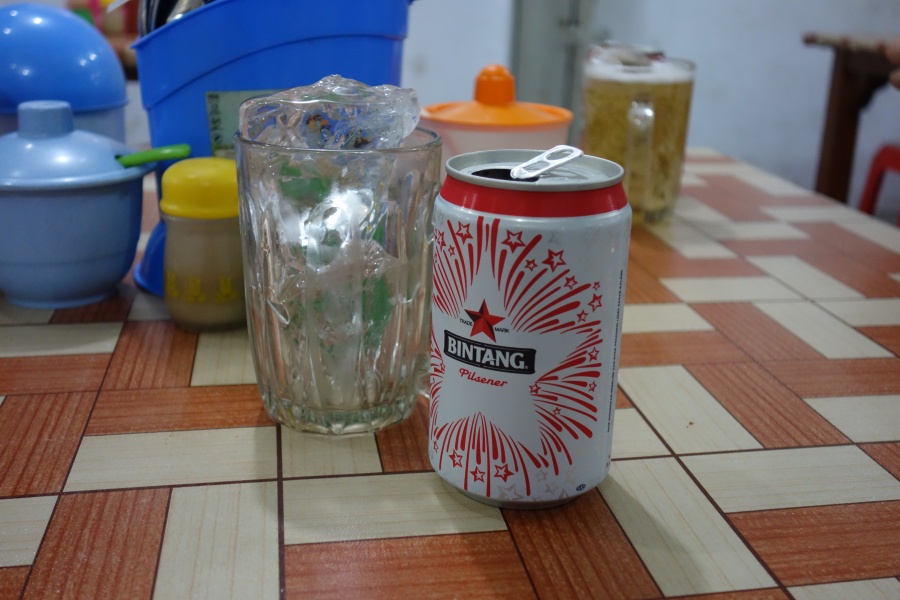 DSC03166 というわけで、本日もそろそろ終了。<BR>
ビールと一緒に氷を入れたジョッキまで頂けるなんて気が利きますねー（ぉぃ