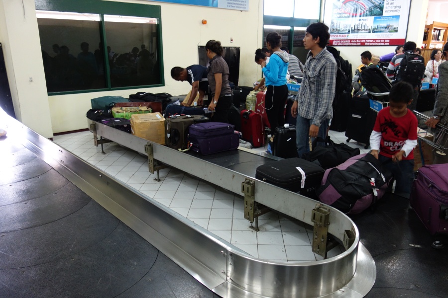 DSC03370 途中で荷物が詰まってとんでもないことに。<BR>
日常の光景なのか、そんなことはお構いなしにターンテーブルは回り続ける。<BR>
ｇｄｇｄ過ぎだろ・・・。