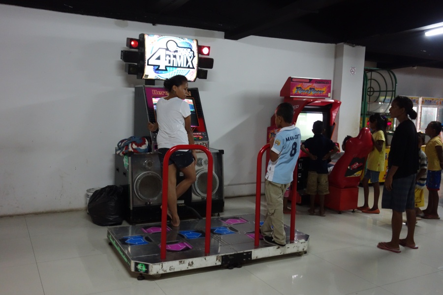 DSC03435 我らがDDRとRRが絶賛稼働中。<BR>
日本語そのままに輸出されちゃってましたが、何とかなっちゃうようです。