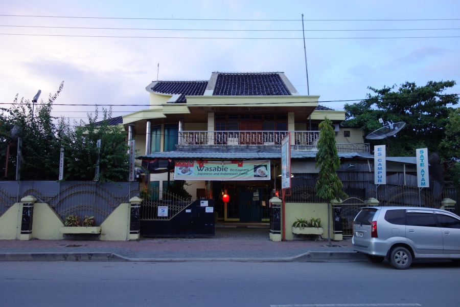 DSC03449 本日の夕食。その名もWasabieと言うレストランへ。<BR>
日本人の経営では無いので、何でも出てくるらしいですけど。