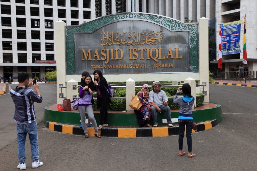 IMG_5125R 教会の向かいにはご丁寧に巨大な国立モスク。<BR>
インドネシアの方々も記念写真を撮っちゃうくらい有り難い施設である模様。