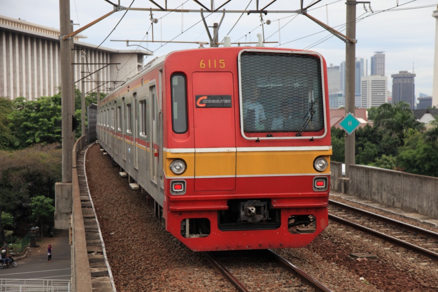 IMG_5409R 今度は千代田線も登場。<BR>
金網やらスカートやら<a href=http://ja.wikipedia.org/wiki/%E5%96%B6%E5%9B%A36000%E7%B3%BB%E9%9B%BB%E8%BB%8A>オリジナル</a>と比べるとずいぶんイカした仕様に変貌されてますなー。<BR>
進行方向なのに尾灯が点灯しているのは・・・ご愛敬か。
