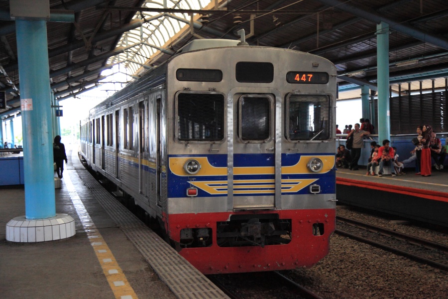 IMG_5429R うわっ！！今度は東急さんの登場。<BR>
これまた金網とスカート付きのゲバ仕様。