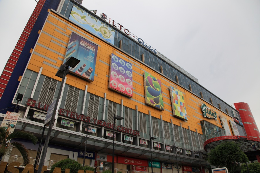 IMG_5590R 工具や材料を扱う小さなお店が無数に営業されているショッピングセンターに到達。