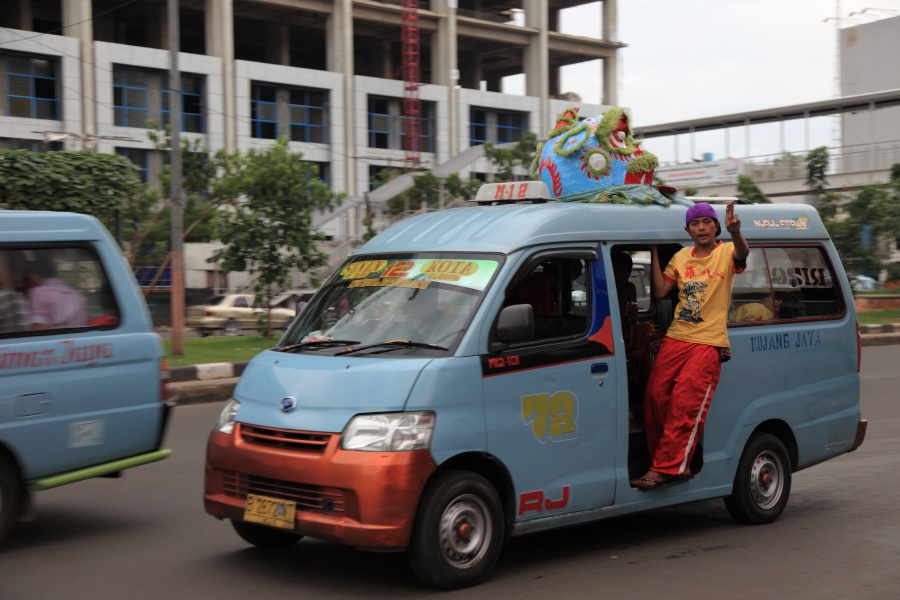 IMG_5633R 日本ではトヨタからライトエースとして販売されているクルマですが、<BR>
インドネシアでは乗り合いのミニバスとして重宝されているようです。<BR>
そういえばインドネシアのダイハツで生産されている車種なんですよね。