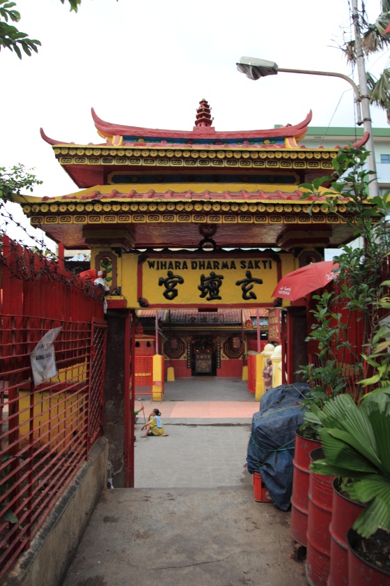 IMG_5771R 中華街の奥に中国寺院を発見。ちょっとお邪魔してみましょう。