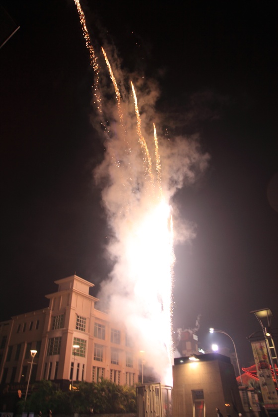 IMG_5820R テロでも有ったんじゃないのかとかビックリするような火力で新年を祝います。