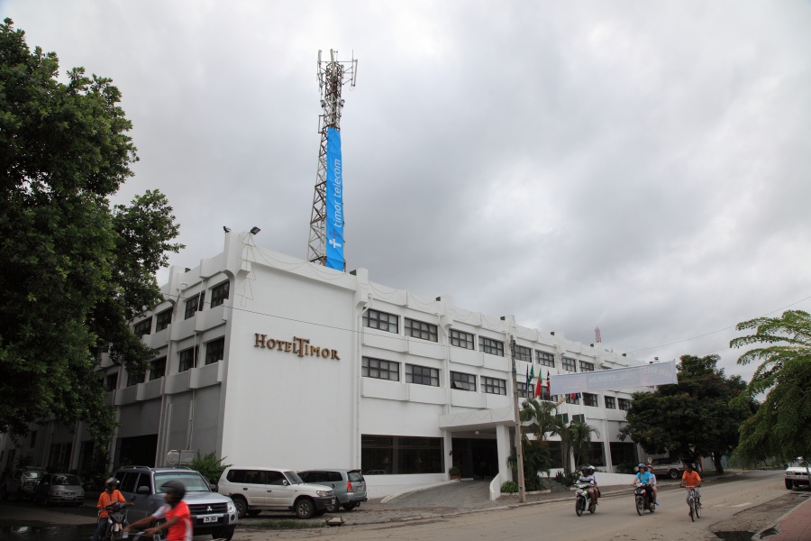 IMG_6167R ティモールテレコムの携帯の基地局が屋上に設けられているし、<BR>
窓口もホテル内にあるので通信環境は申し分なし。<BR>
しかし、本日はシステムトラブルのため契約は受け付けてないんだってさ。