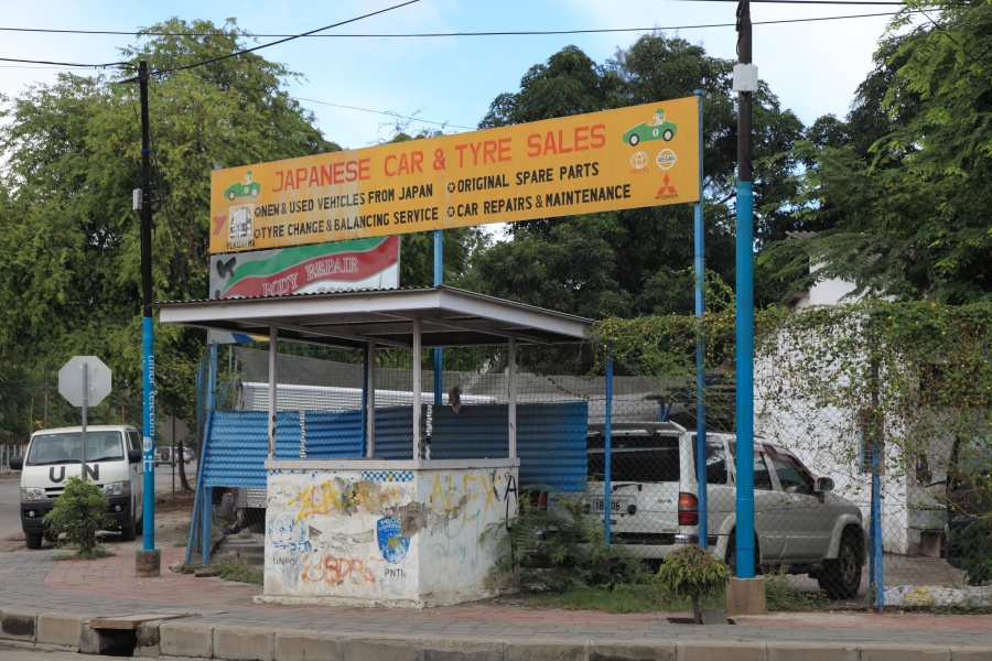 IMG_6601R 東チモの自動車修理工場。<BR>
日本ブランドはこちらでも絶大な支持ですね。