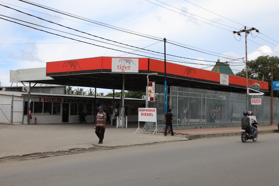 IMG_6638R 東チモのガソリンスタンド。<BR>
道端のテキトーな店の方が安いようですが、品質はどうだか分かりませんからねぇ。