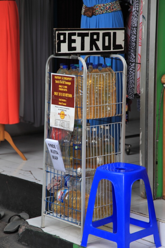 IMG_7176R こちらでもガソリンは店頭販売品。色は黄色。<BR>
多湿の環境だからなし得る技でしょうか。