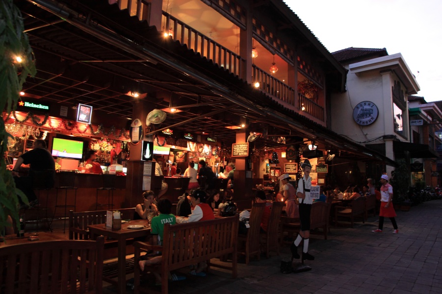 IMG_7197R いい加減マレー系やインドネシア系の料理は飽きたなぁ～と、<BR>
思わずドイツ系のビールや料理が楽しめる店で夕食。たまには許して。