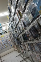 DSC03091 東南アジアお約束というと・・・案の定、違法コピーソフトの巣窟だ。