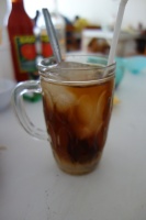 DSC03429 アイスティーのような飲み物。沈殿しているのは恐ろしい分量のグラニュー糖。