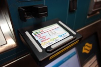 DSC03724 複数回利用できるICカードを置くと購入できるんですが、微妙なシステムだなぁ・・・。