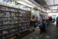 IMG_5569R 中に入ってみると海賊版を白昼堂々と取り扱うDVD店がずらり。
