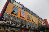 IMG_5590R 工具や材料を扱う小さなお店が無数に営業されているショッピングセンターに到達。