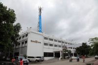 IMG_6167R ティモールテレコムの携帯の基地局が屋上に設けられているし、