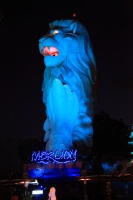 IMG_7671R こちらのマーライオンは口と目が光ってひときわサイバー。