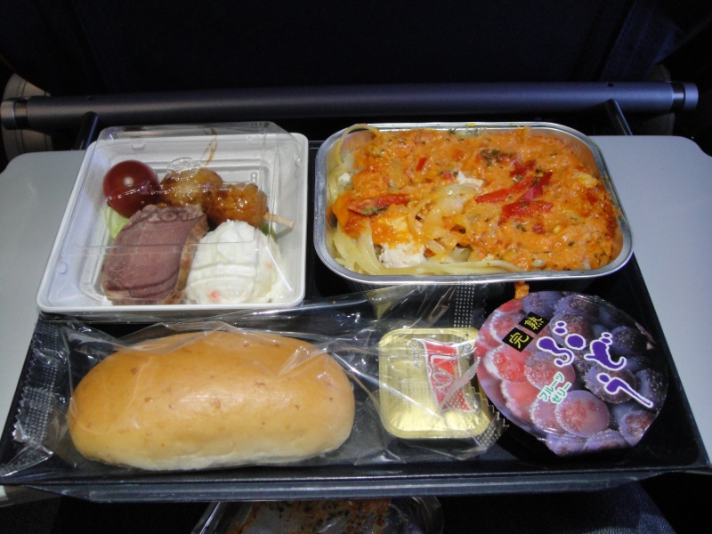 DSC04958R 機内食２回目。弱り切った胃には若干重めではありますが、そんなに悪くはないでしょう。<BR>
でも「完熟ぶどう」ってロシアの方は読めないですよねぇ・・・。