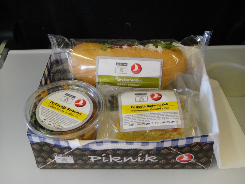 DSC05058R 毎度お馴染みトルコ航空の機内食。１時間程度のフライトでは食べきるのも結構忙しい。<BR>
機内で隣り合わせたインド人からの旅行客と辿々しい英語での会話にアクセクしていたのでなおさらです。