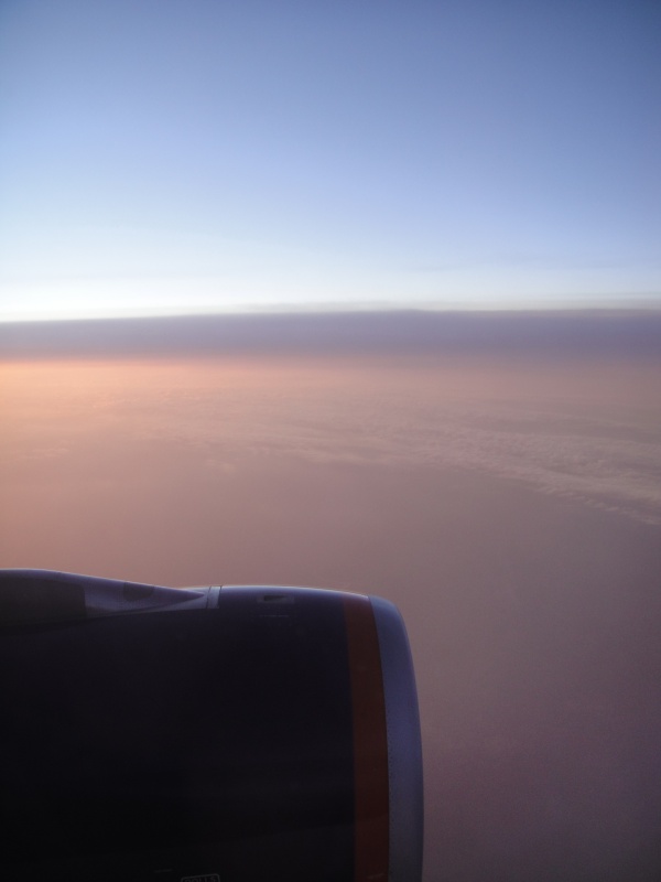 DSC05121R 東京行きに無事搭乗。離陸してしばらくすると夕焼け。おやすみなさい。